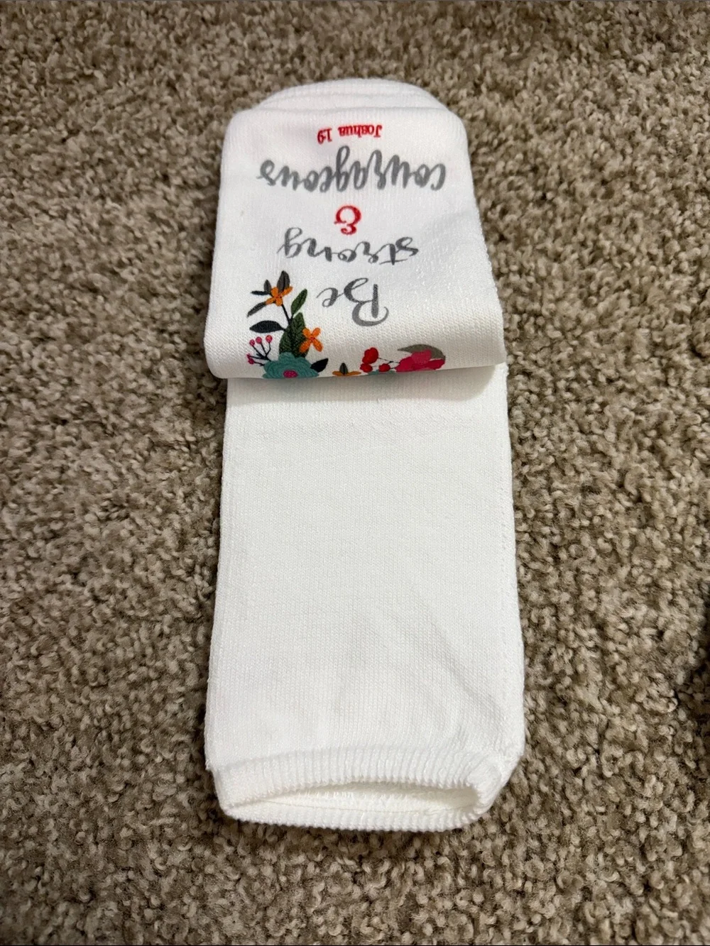 nb Standing on the Word White Floral 'Be Strong & Courageous' Socks